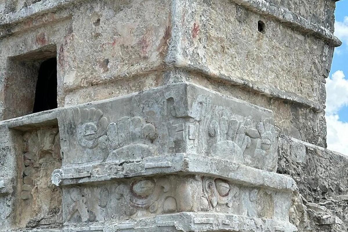 un edificio in pietra con una finestra sul lato