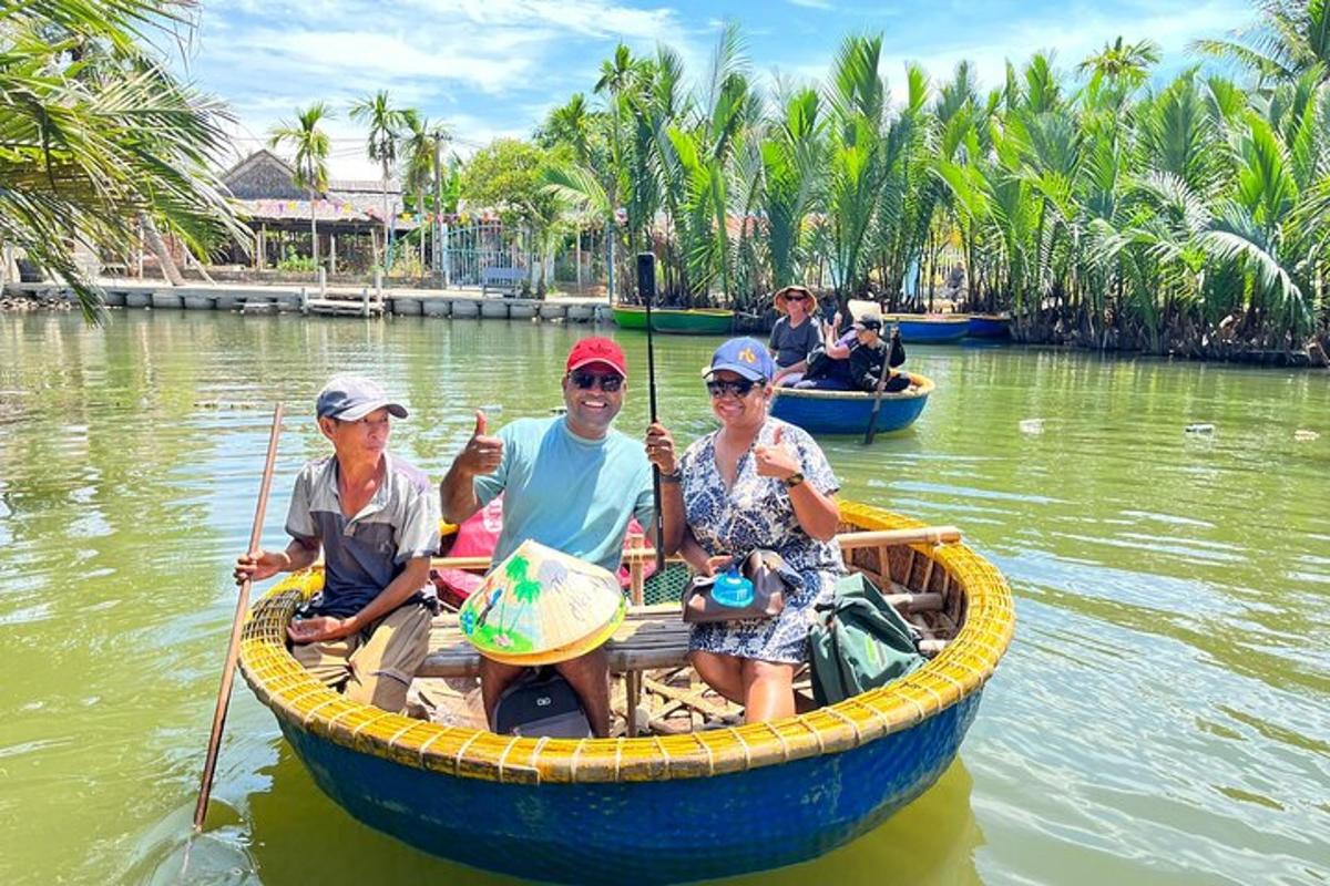 um grupo de pessoas em um barco na água