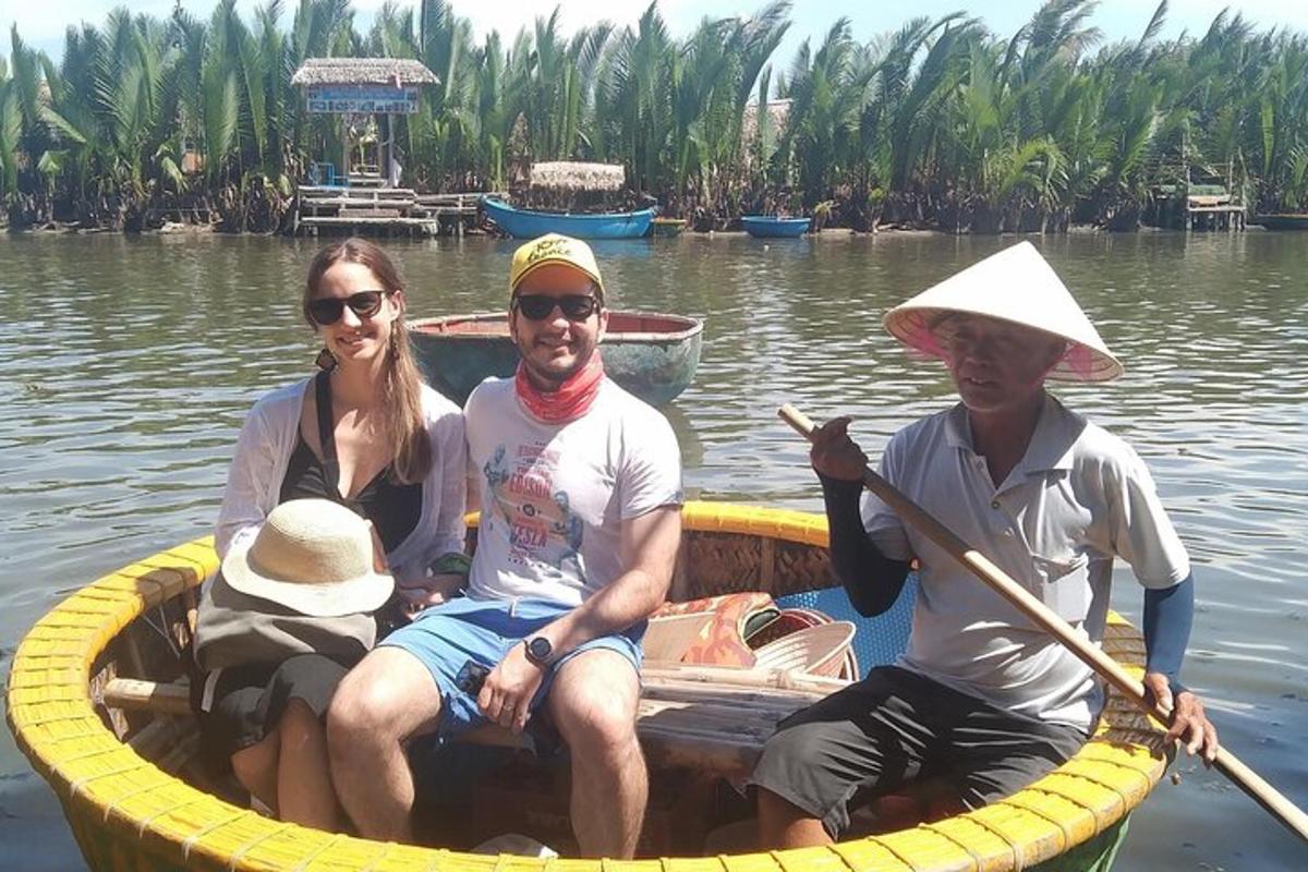 três pessoas sentadas em um barco na água