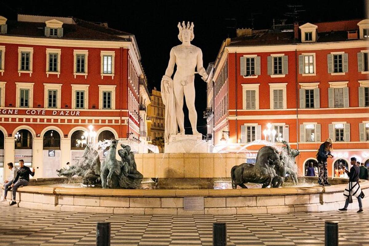 uma estátua no meio de uma fonte em uma cidade