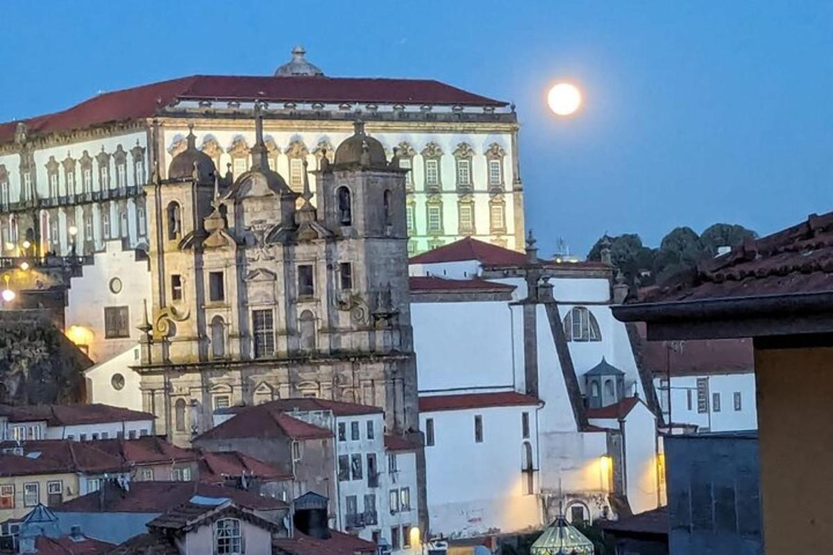 un grande edificio situato in cima a una città