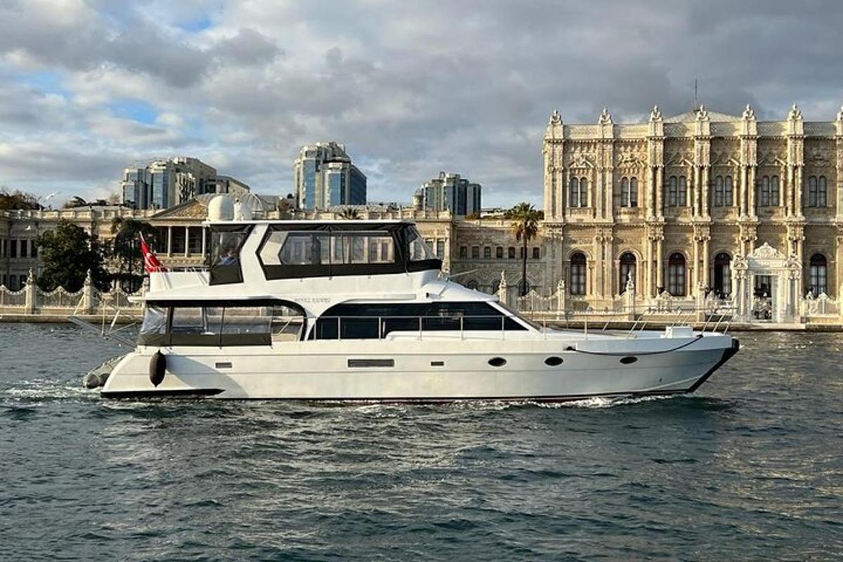 um barco branco na água em frente a um prédio
