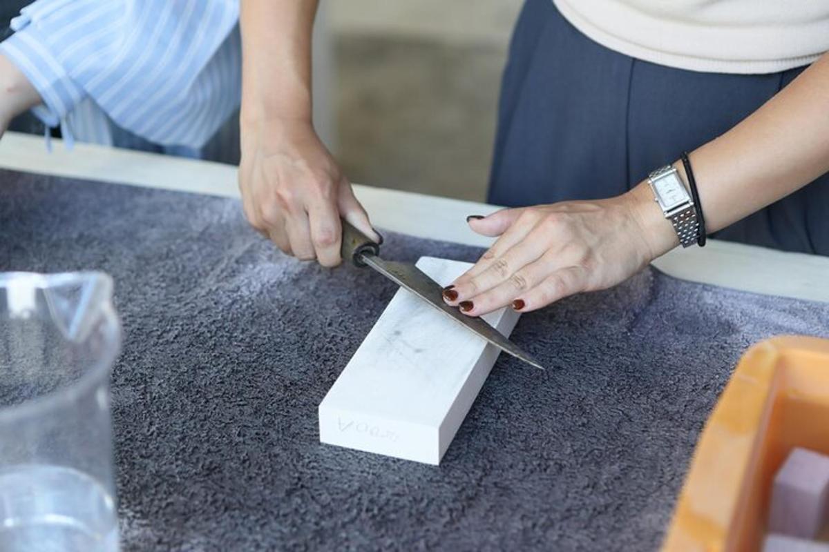 een vrouw die een stuk papier knipt met een schaar
