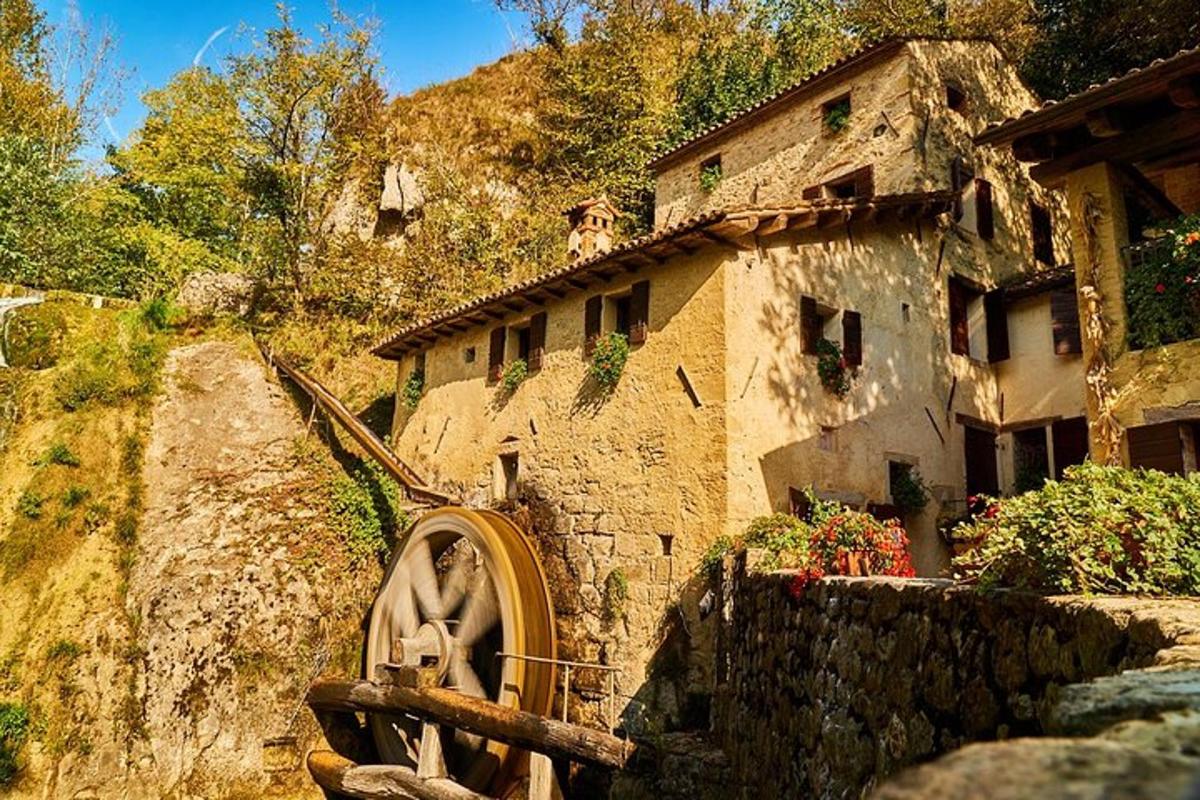 o clădire din piatră cu o poartă în față