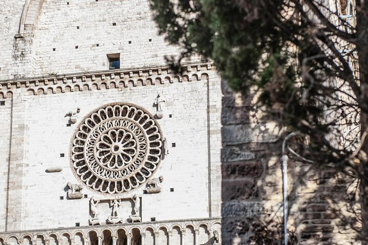 ένα κτίριο με ένα παράθυρο στο πλάι του