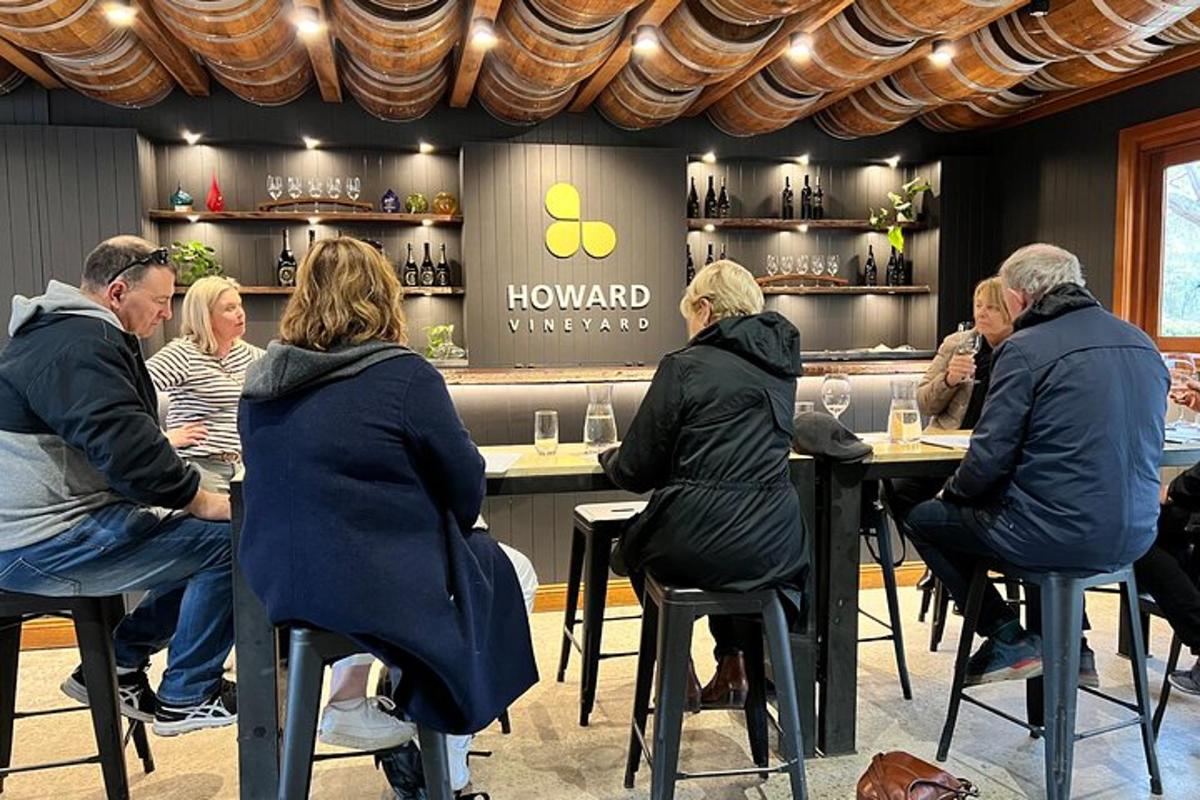 un gruppo di persone sedute ai tavoli di un bar