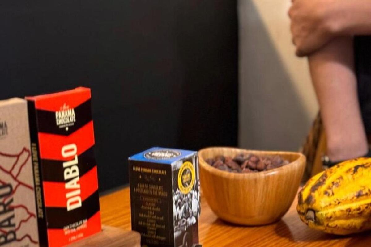 una taula amb una caixa de cereals i un bol de menjar