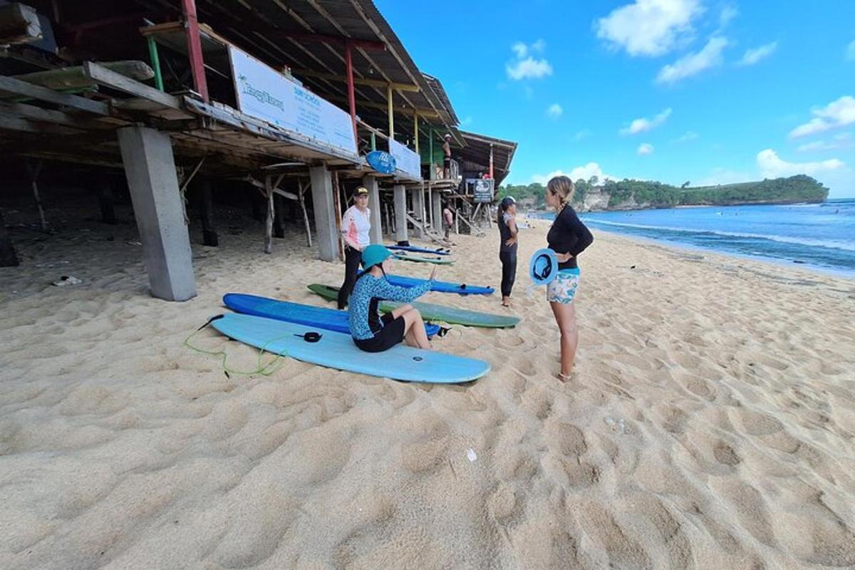 un gruppo di persone in piedi su tavole da surf su una spiaggia