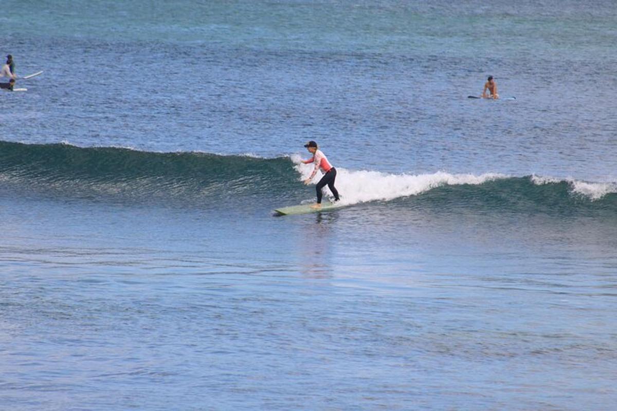 una persona che cavalca un'onda su una tavola da surf nell'oceano