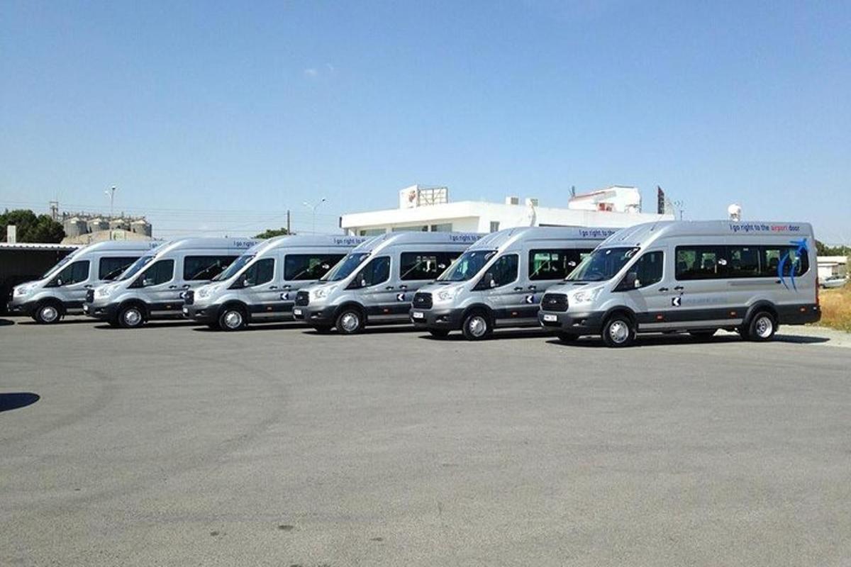 uma fileira de vans estacionadas em um estacionamento