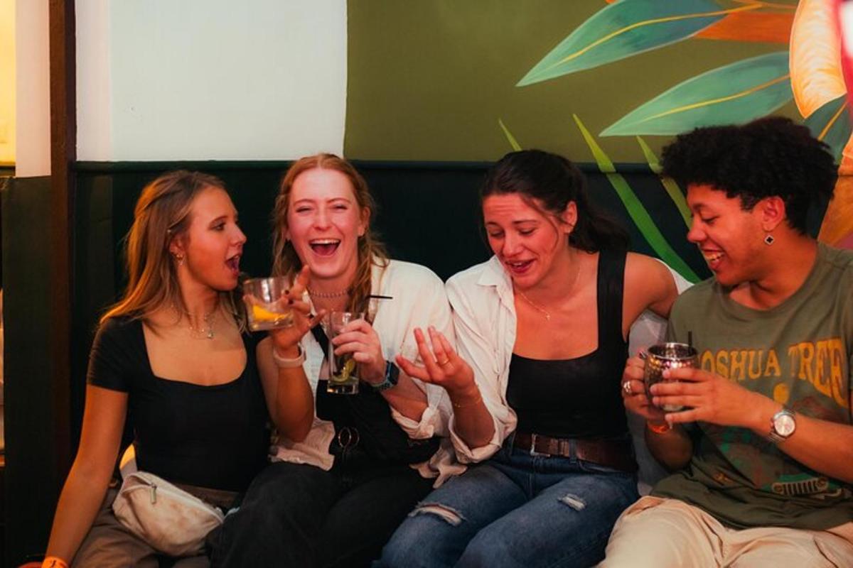 un gruppo di persone sedute su un divano che bevono vino