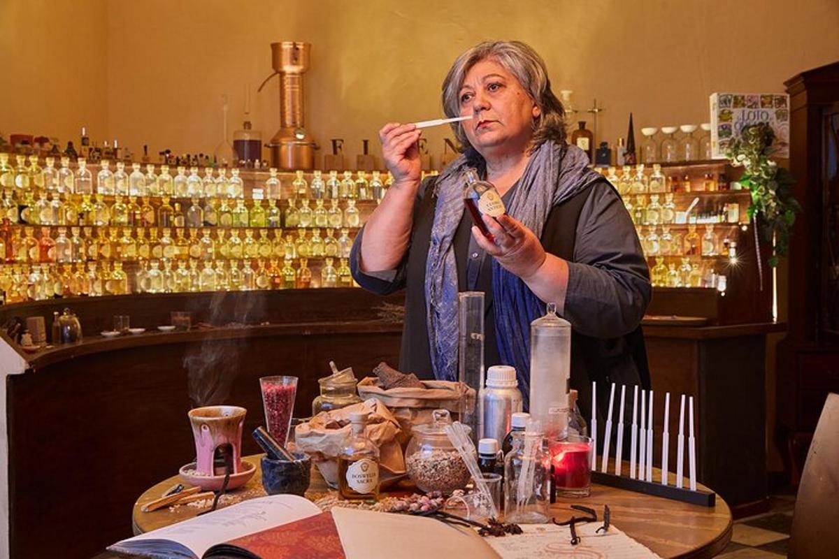 uma mulher parada em um bar fumando um cigarro