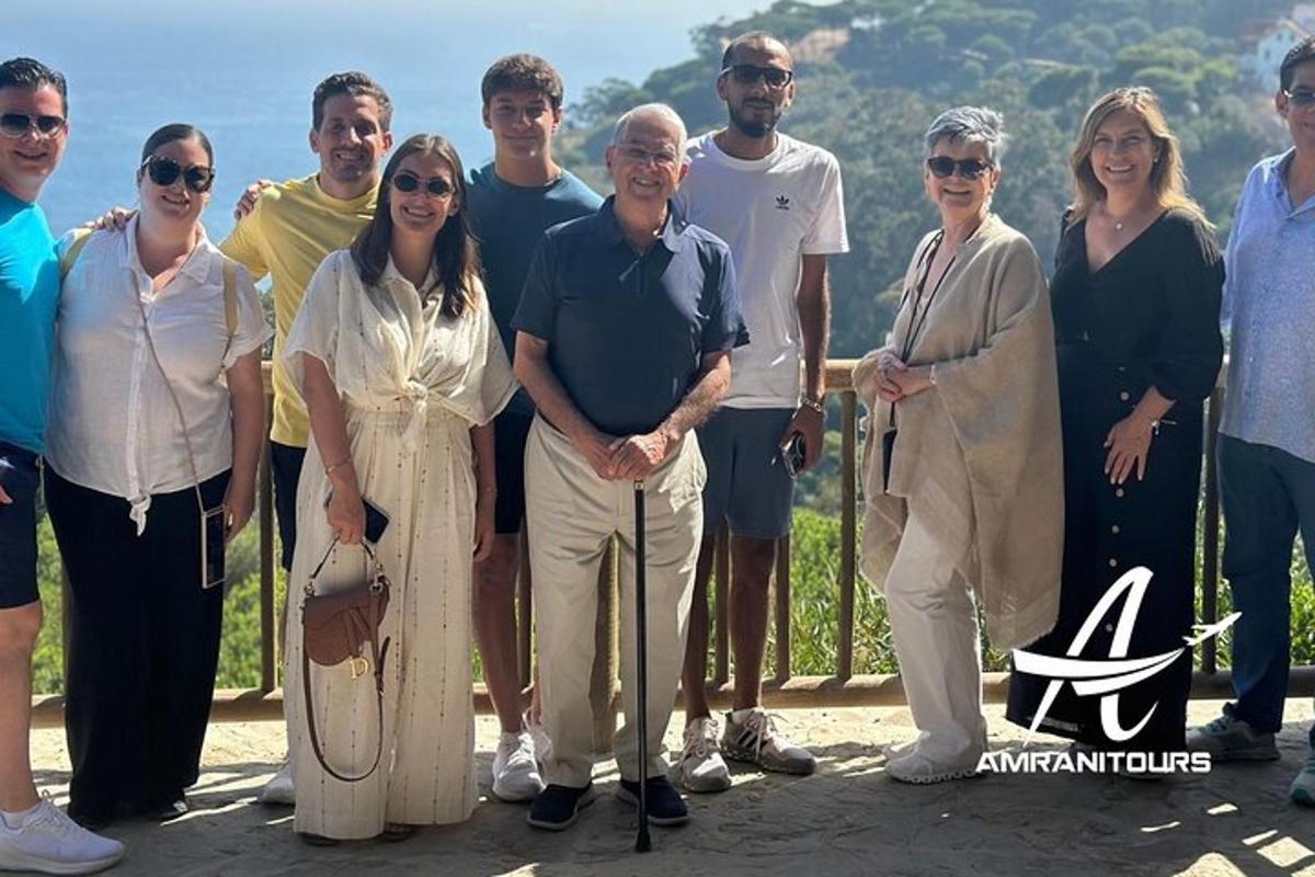 um grupo de pessoas posando para uma foto