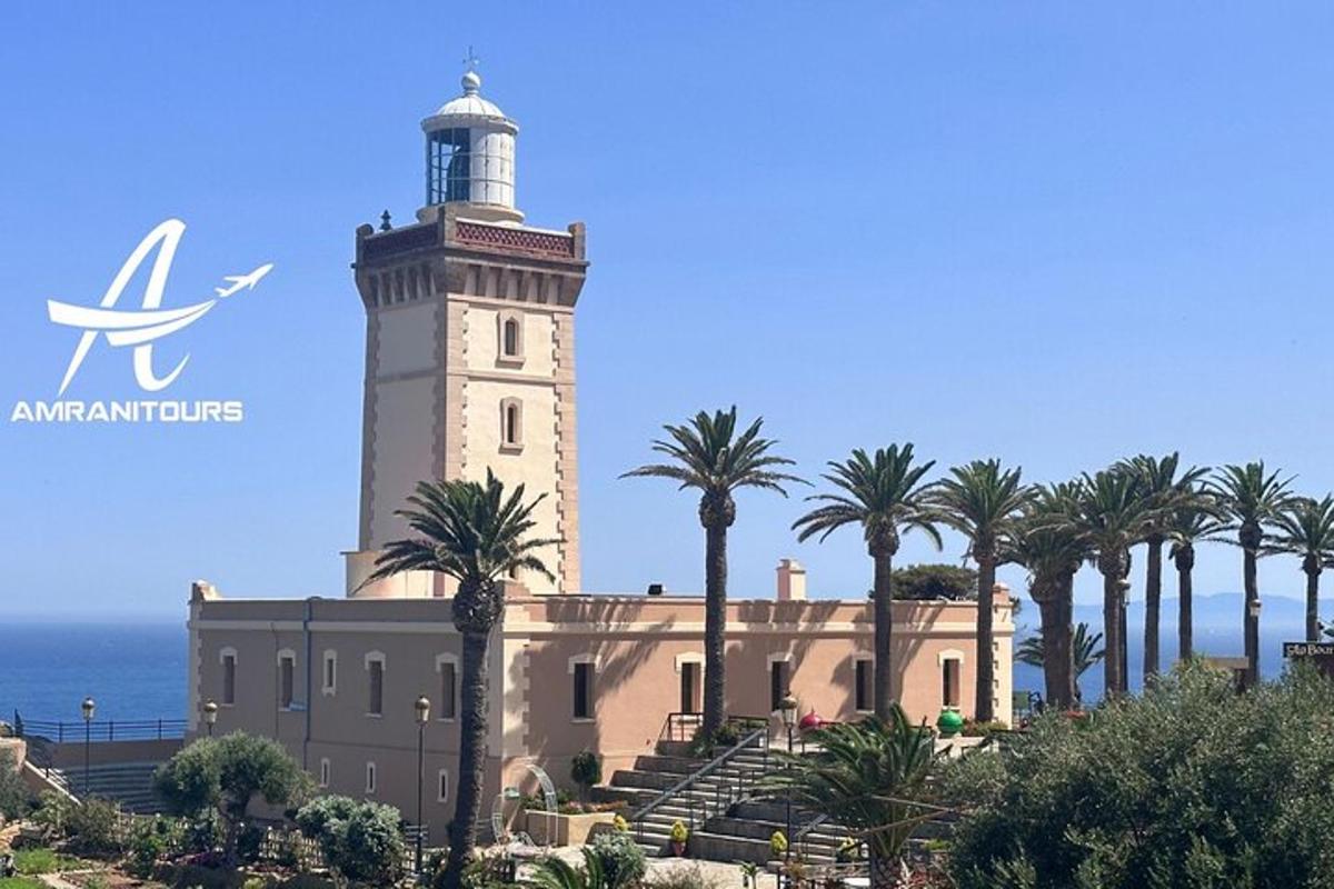 un faro in cima a un edificio con palme