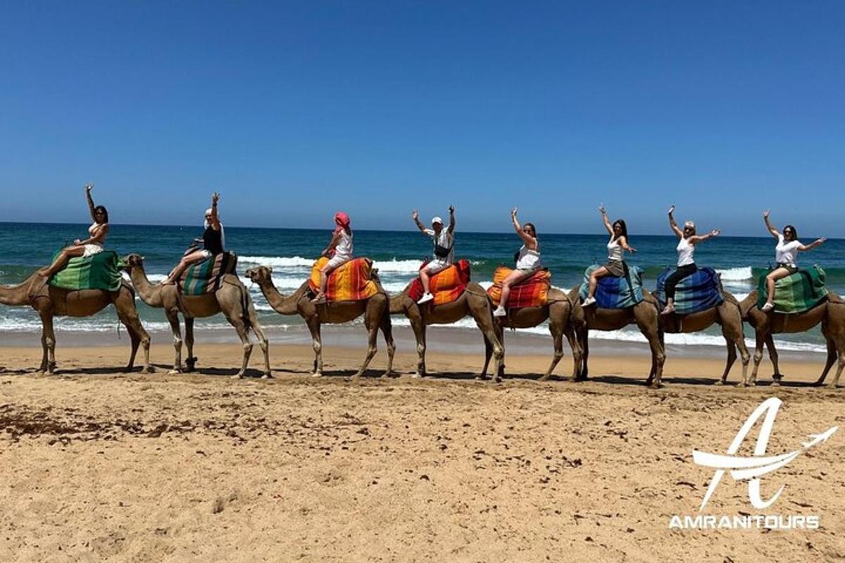 un gruppo di persone a cavallo di cammelli sulla spiaggia
