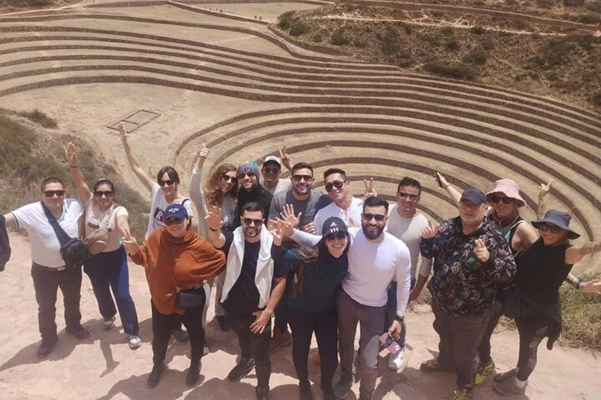 Un grupo de personas posando frente a un anfiteatro.