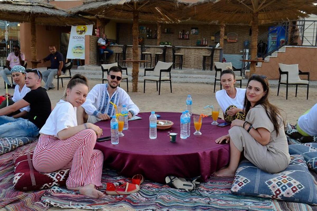 un grup de persones assegudes al voltant d'una taula