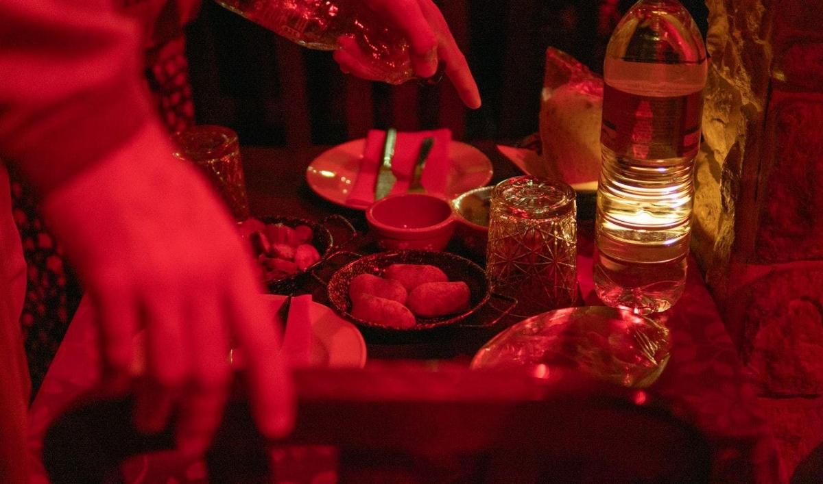 laud, millel on punased klaasid ja veepudel