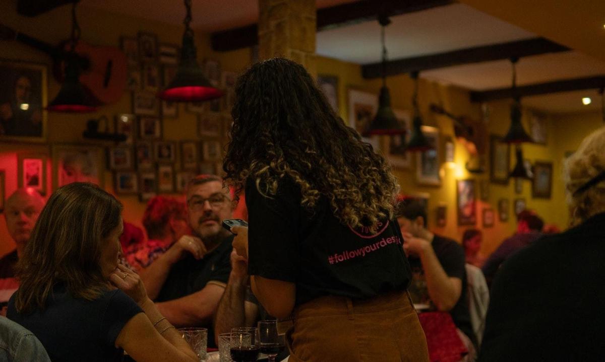 grupp inimesi, kes istuvad restoranis laua taga