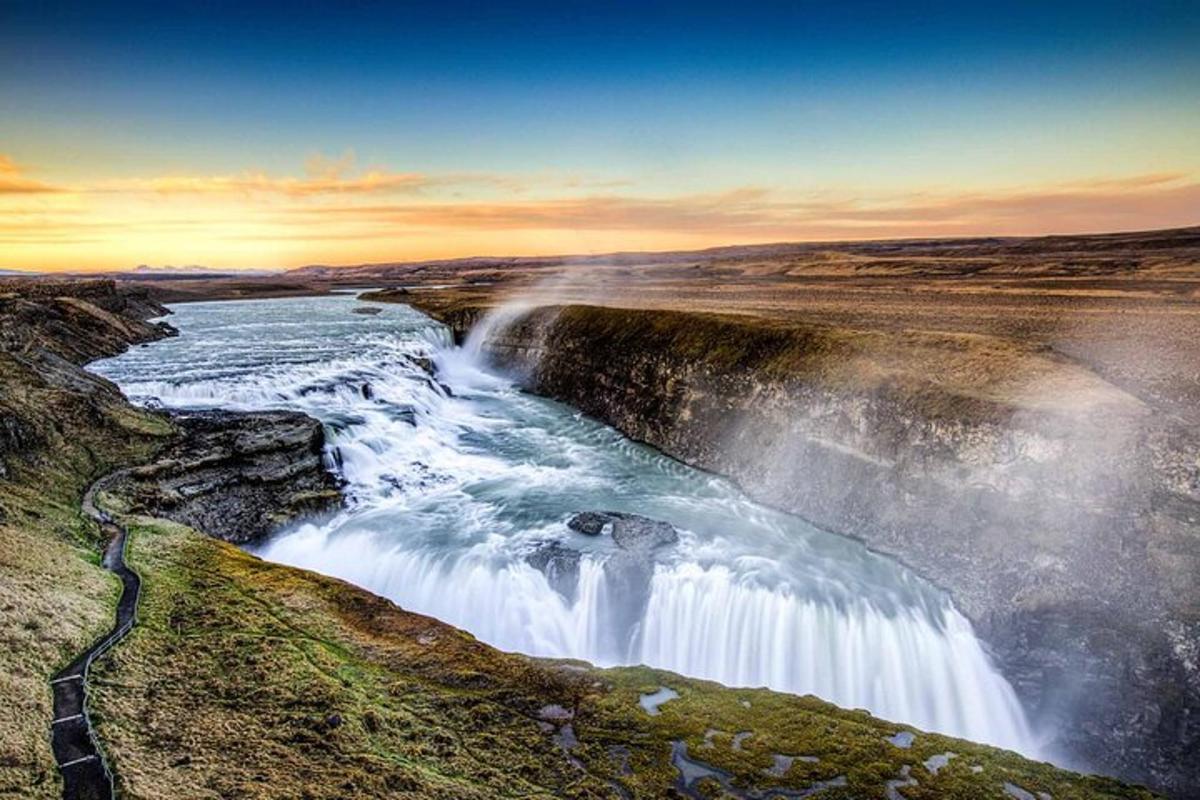 una cascada en la orilla de un río
