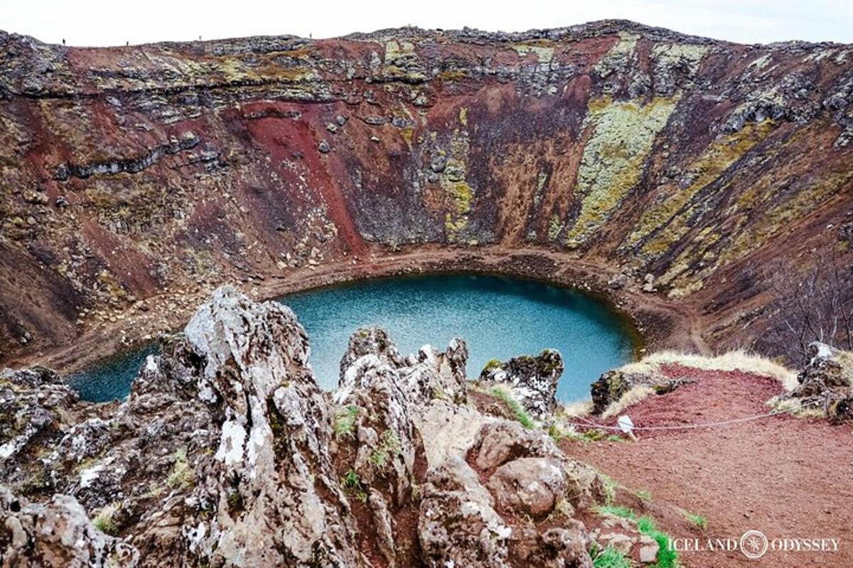 una grotta nel fianco di una montagna rocciosa