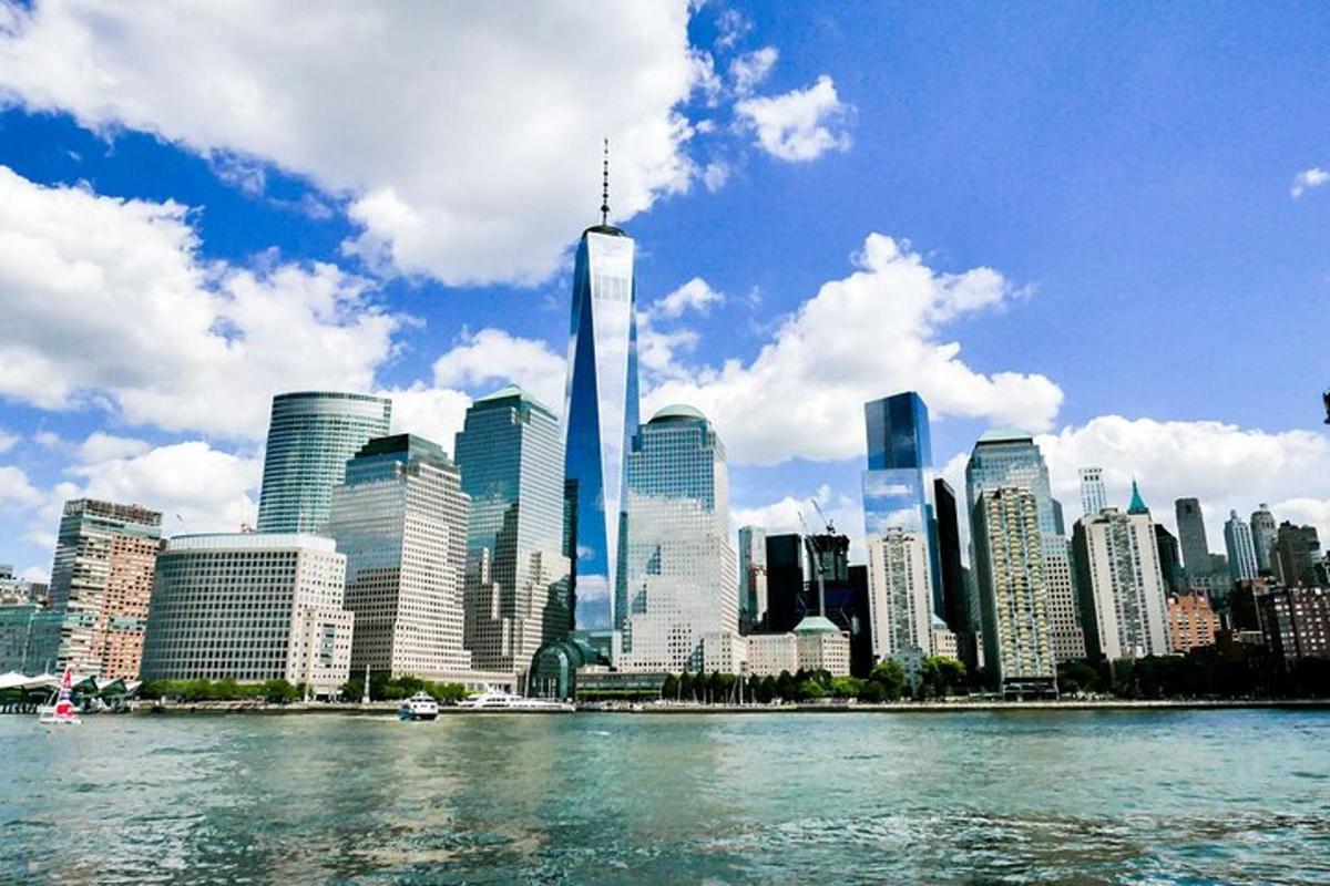 una vista di una città dall'acqua con