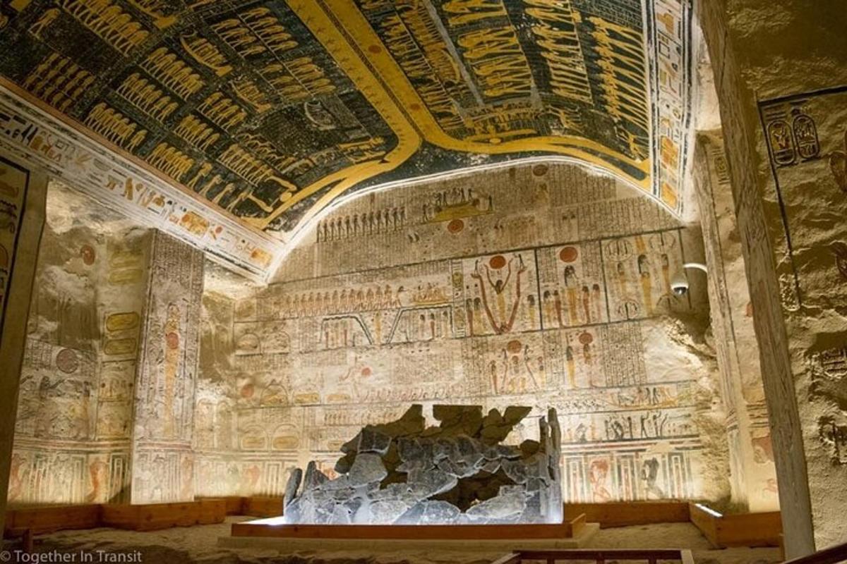 una stanza con geroglifici sulle pareti di un edificio