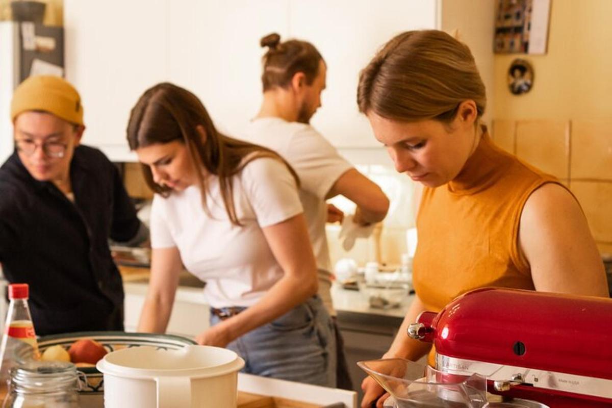 un gruppo di persone in cucina che preparano il cibo