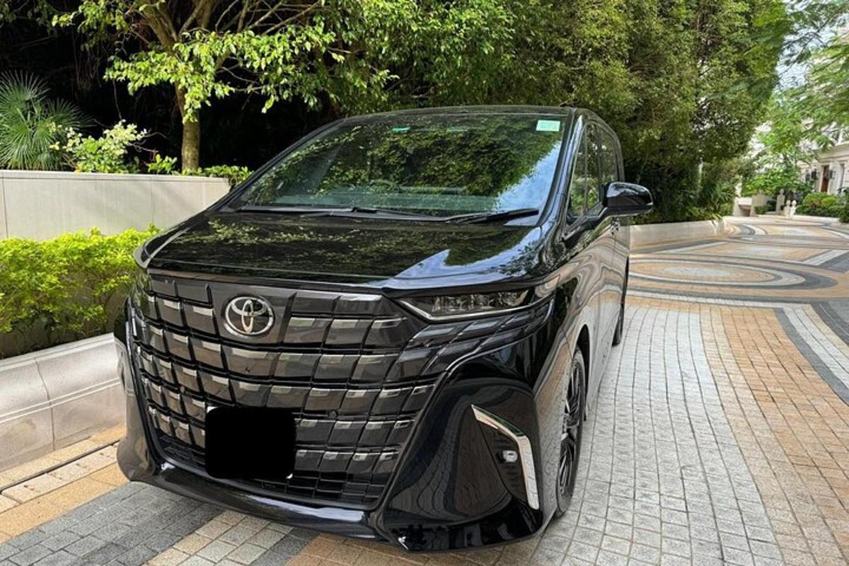 Crni automobil je parkiran na ulici