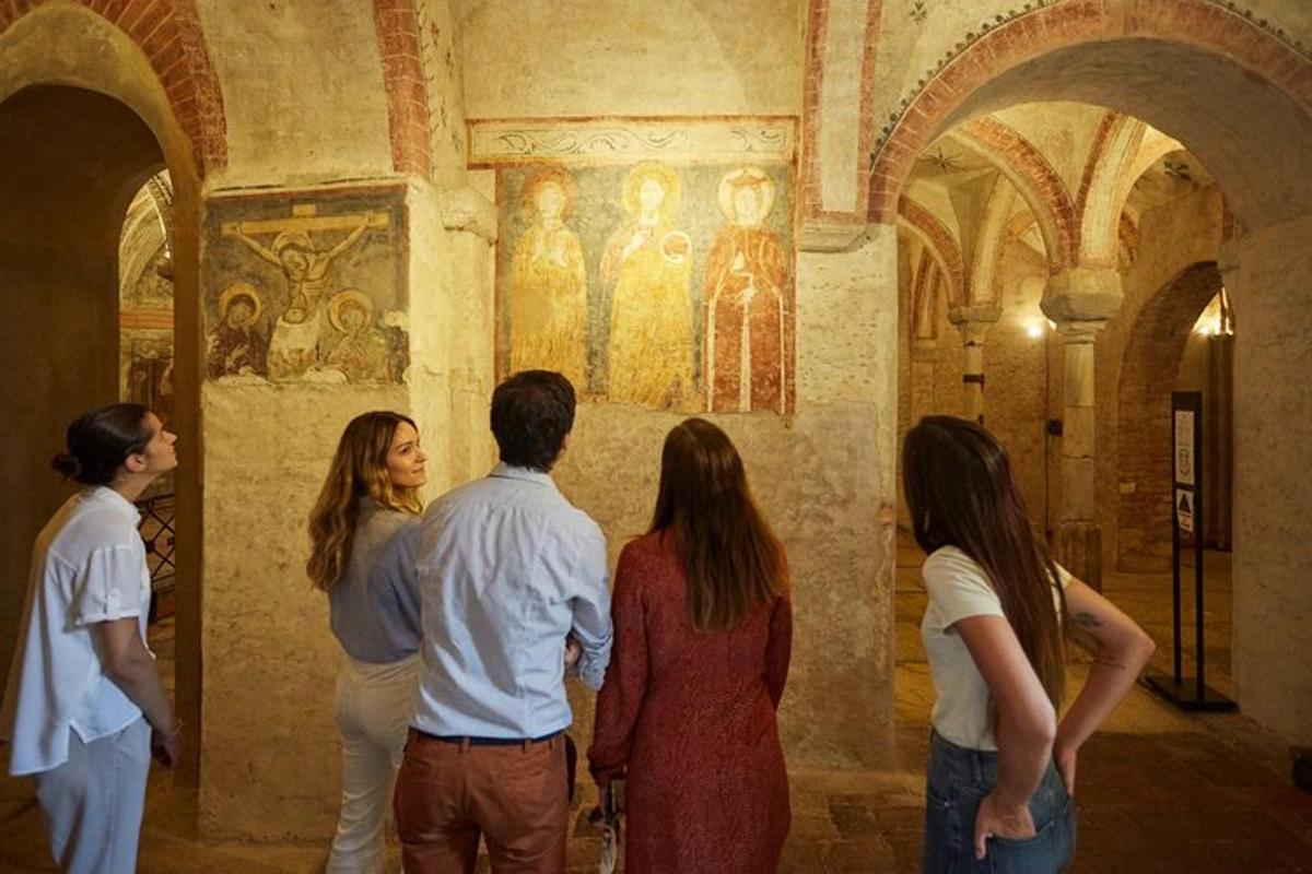 isang grupo ng mga tao na tumitingin sa isang pagpipinta sa isang museo