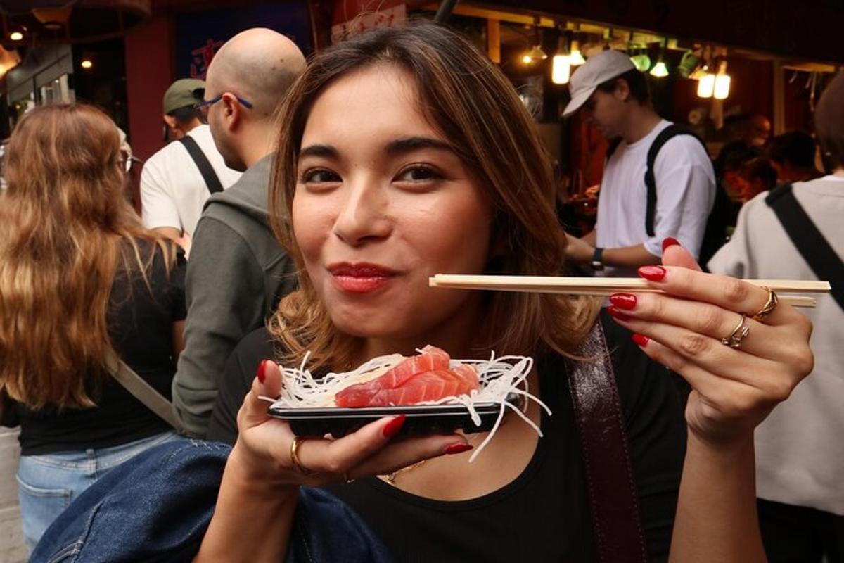 kona heldur á diski af sushi með prjóni
