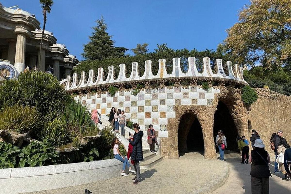 un grup de persones dempeus al voltant d'un arc de pedra