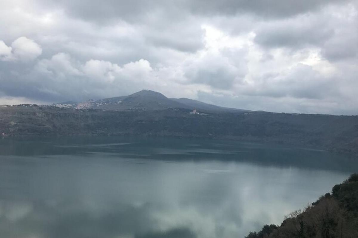 badan air yang besar dengan latar belakang gunung