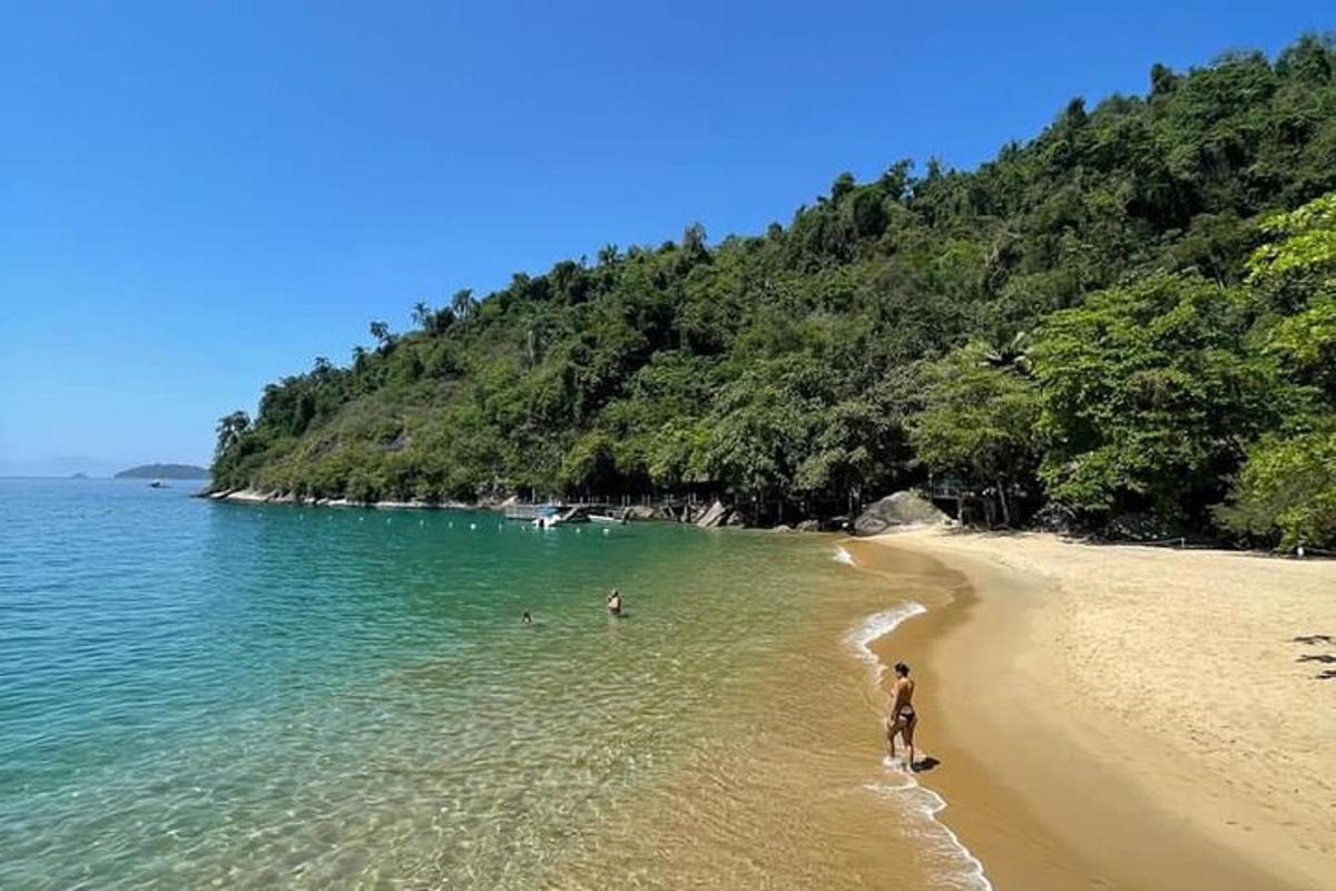 due persone in piedi su una spiaggia in acqua