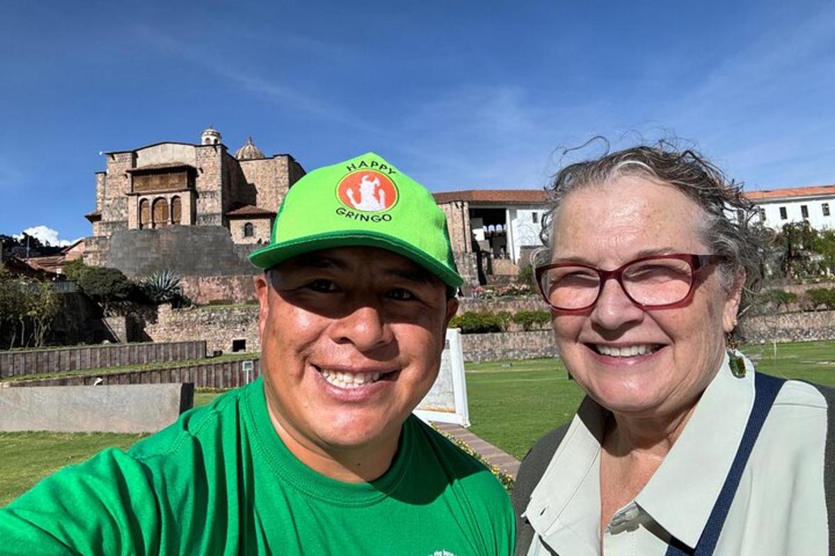 un uomo che indossa un cappello verde accanto a una donna