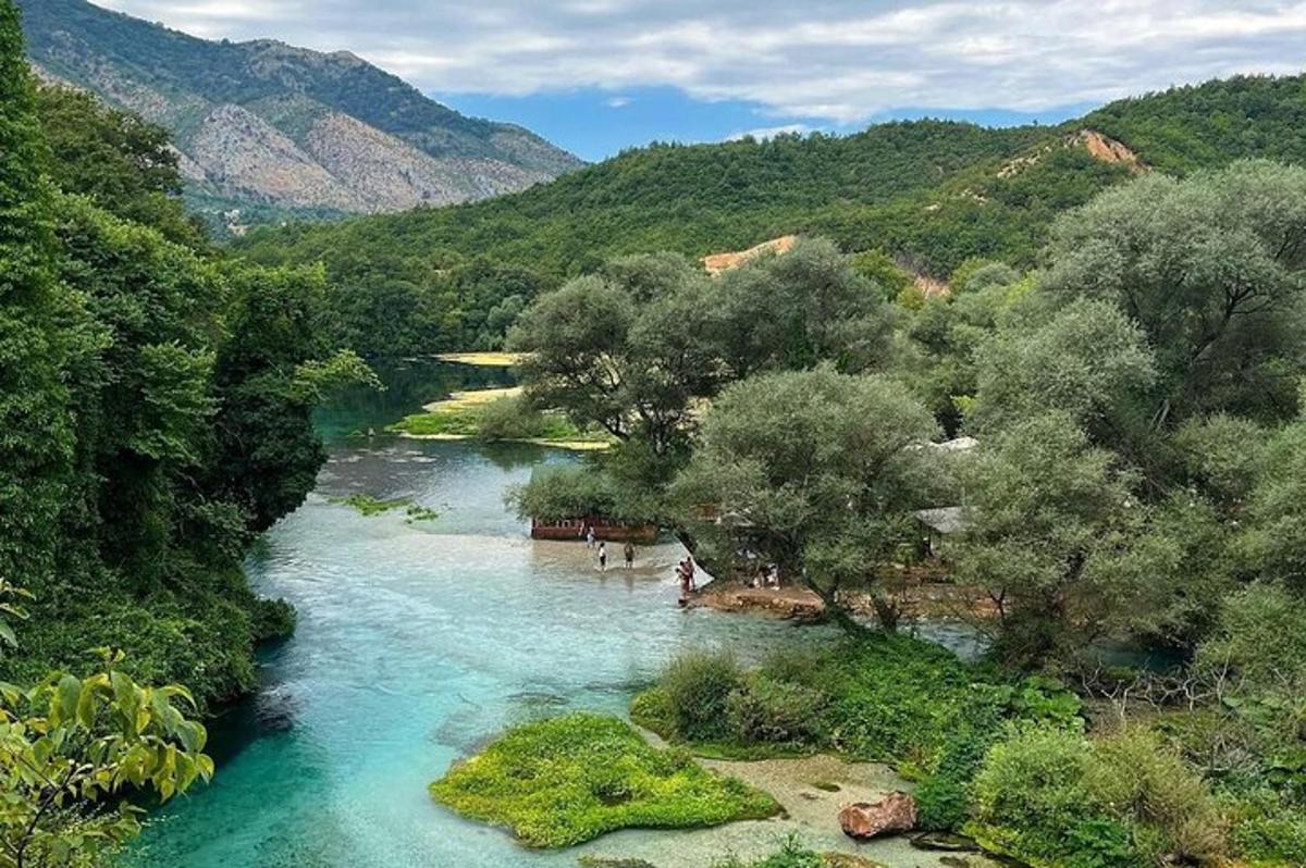sungai dengan sekumpulan orang di dalam air