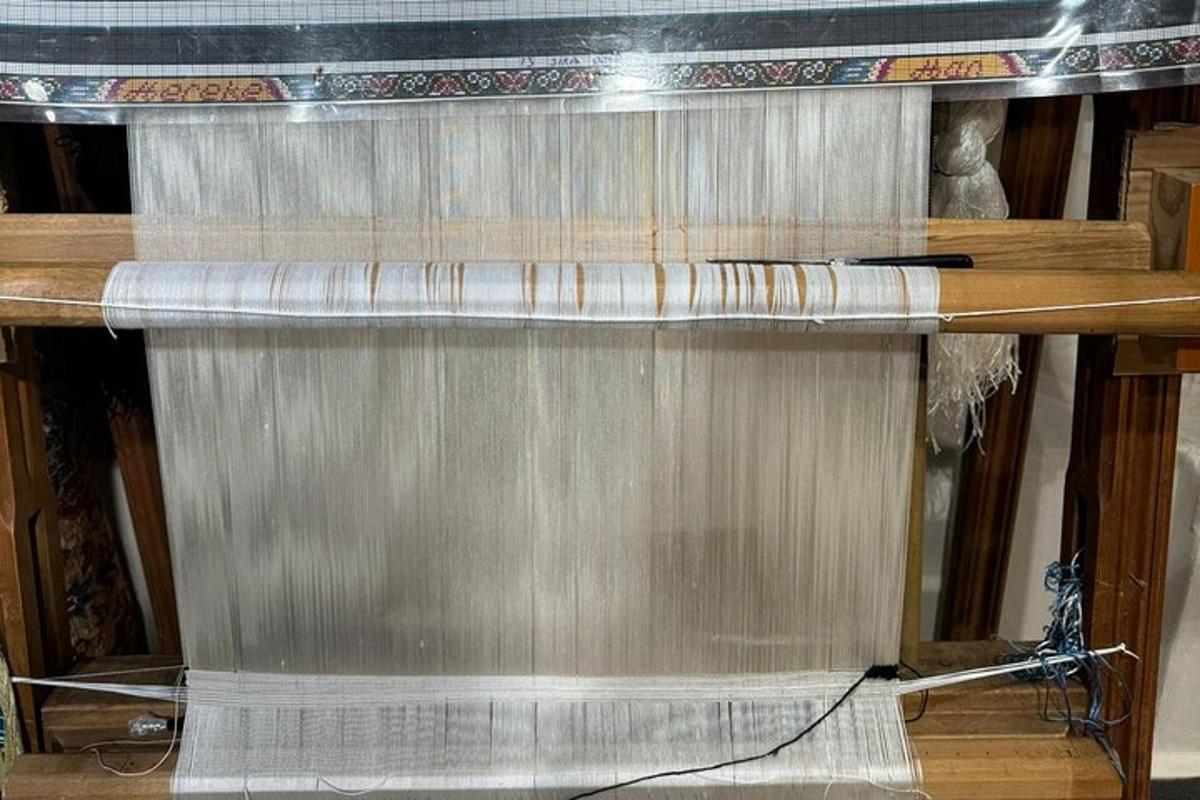 ένα ξύλινο τραπέζι με ένα μαχαίρι από πάνω του