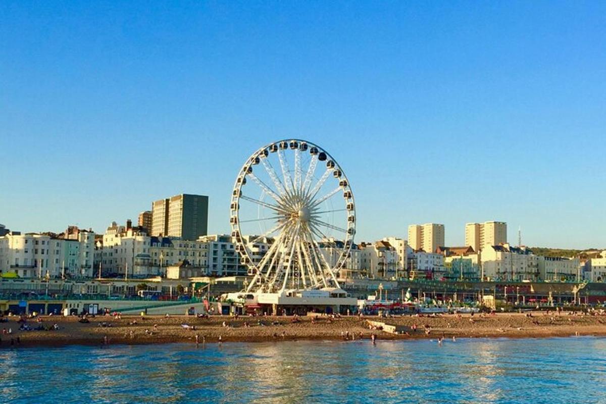 ein Riesenrad an einem Strand vor einer Stadt