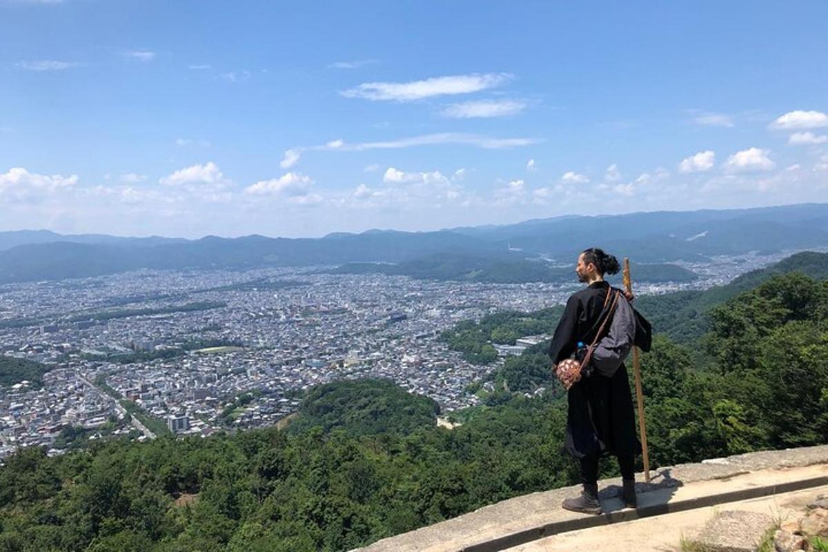seorang lelaki berdiri di atas gunung melihat sebuah bandar
