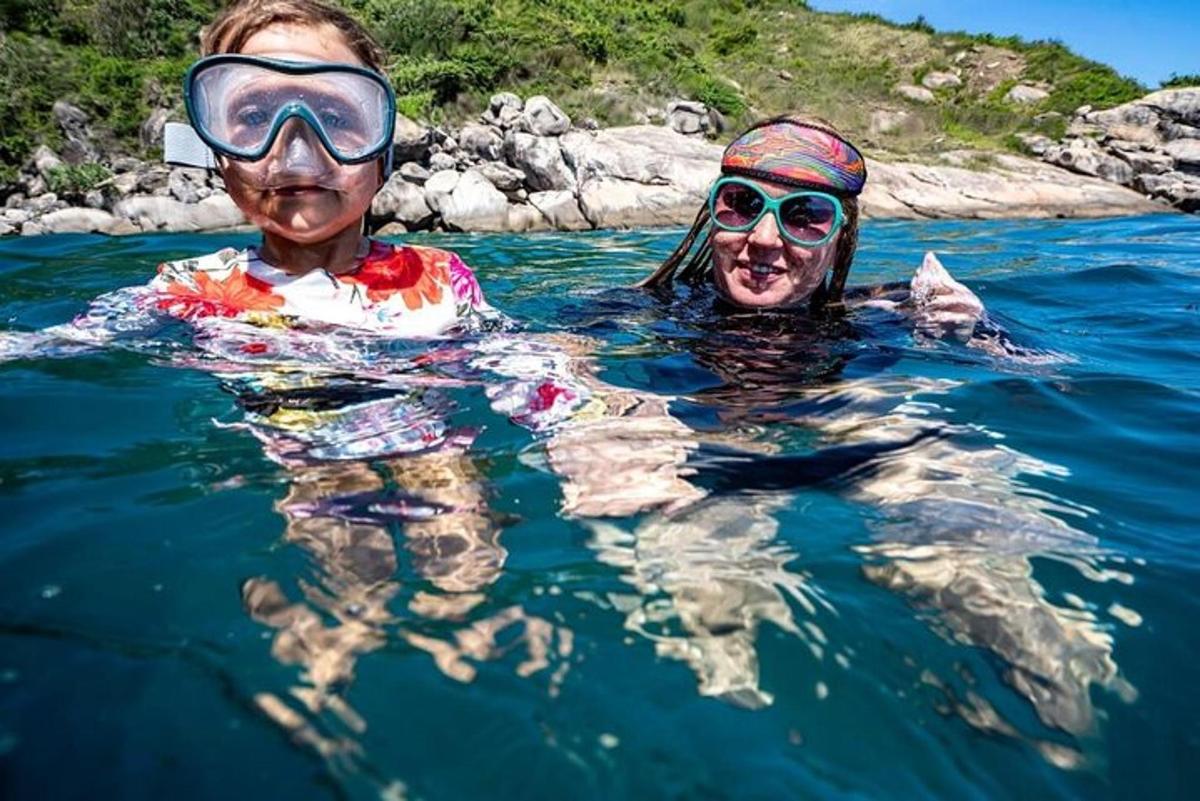 два человека в воде в очках