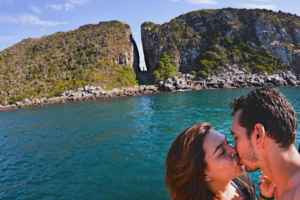 un uomo e una donna che si baciano davanti a una cascata