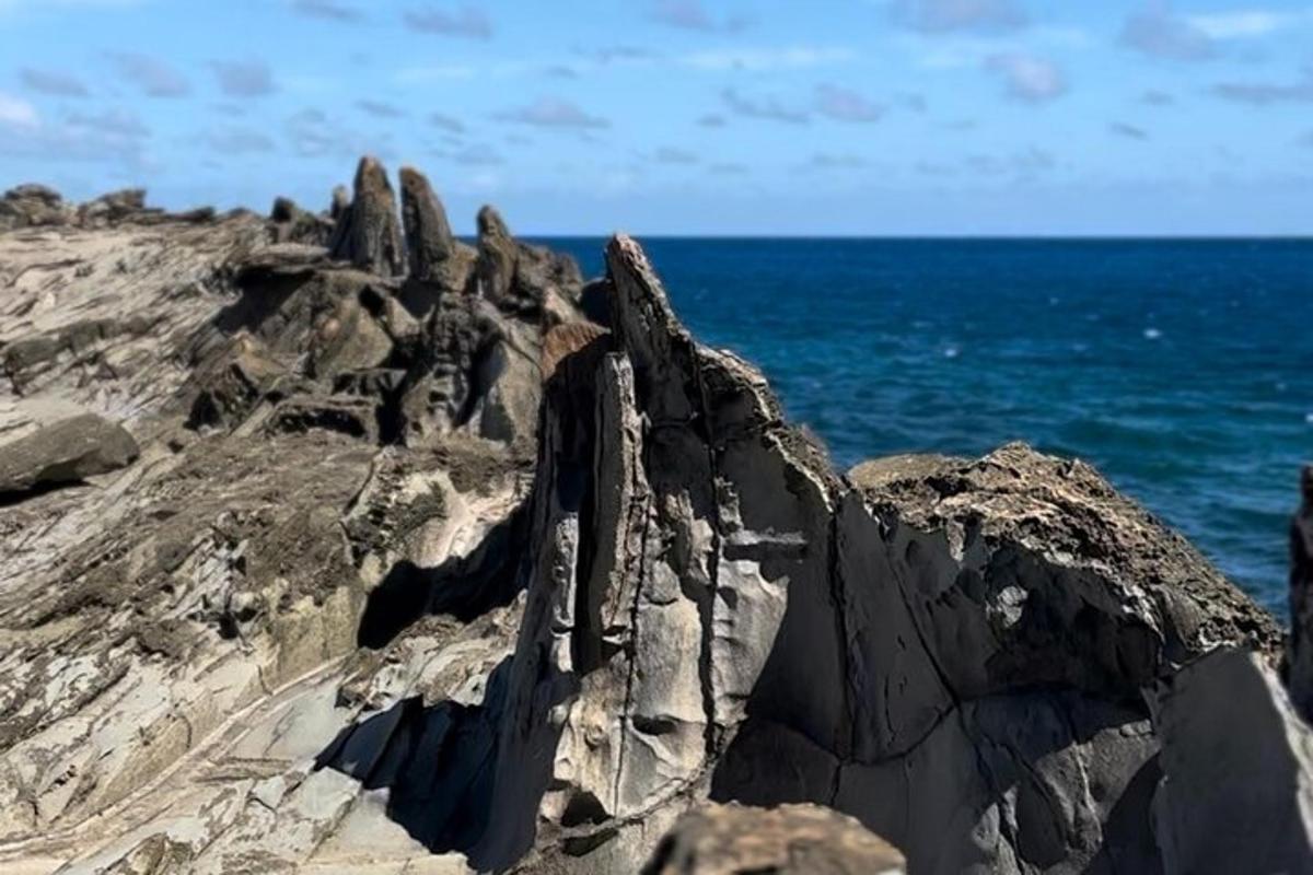 sekumpulan batu di pantai berhampiran lautan