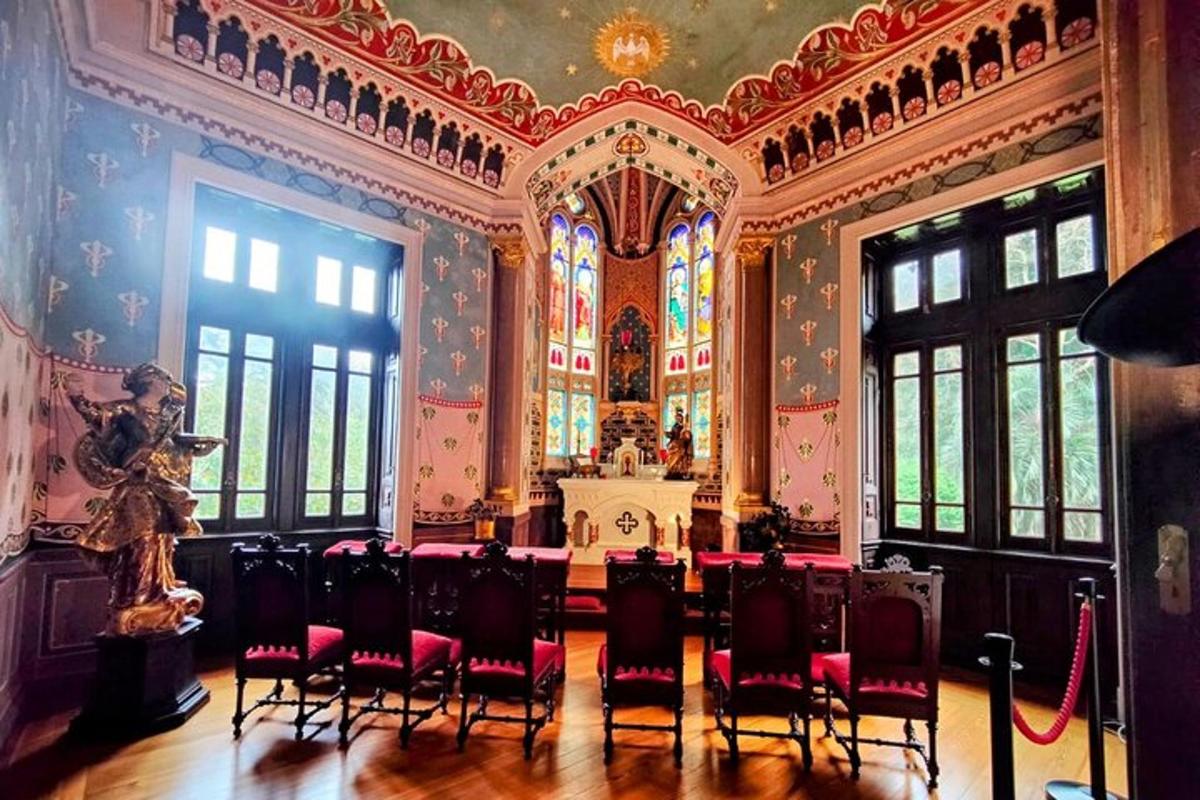 uma sala com uma mesa com cadeiras vermelhas