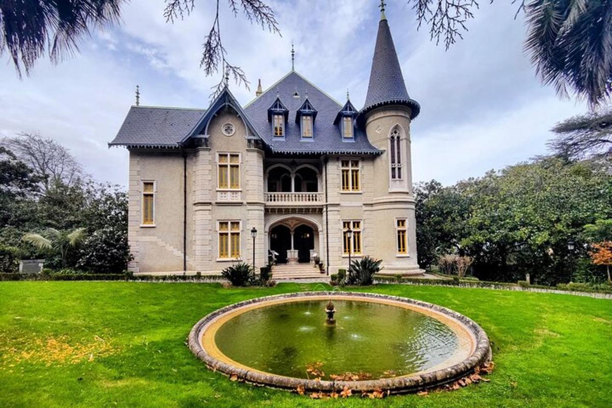 uma casa grande com um lago na frente