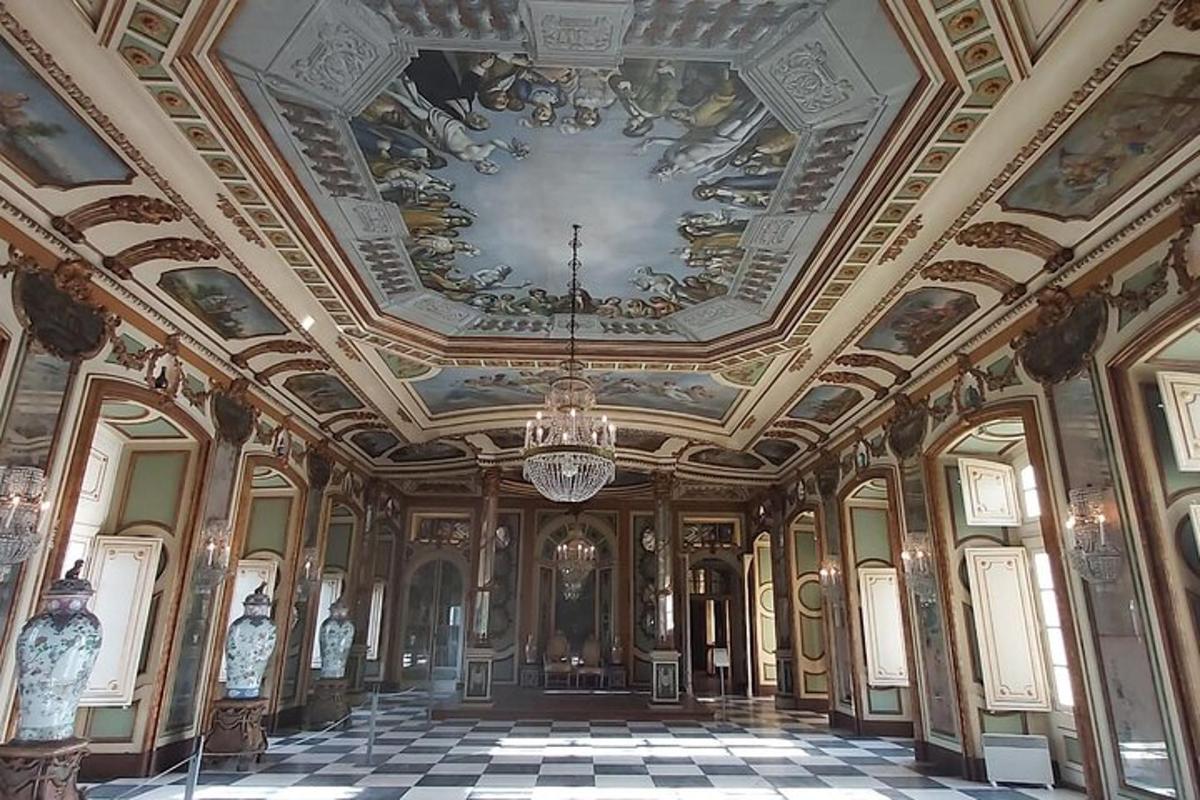 uma sala grande com teto com lustre