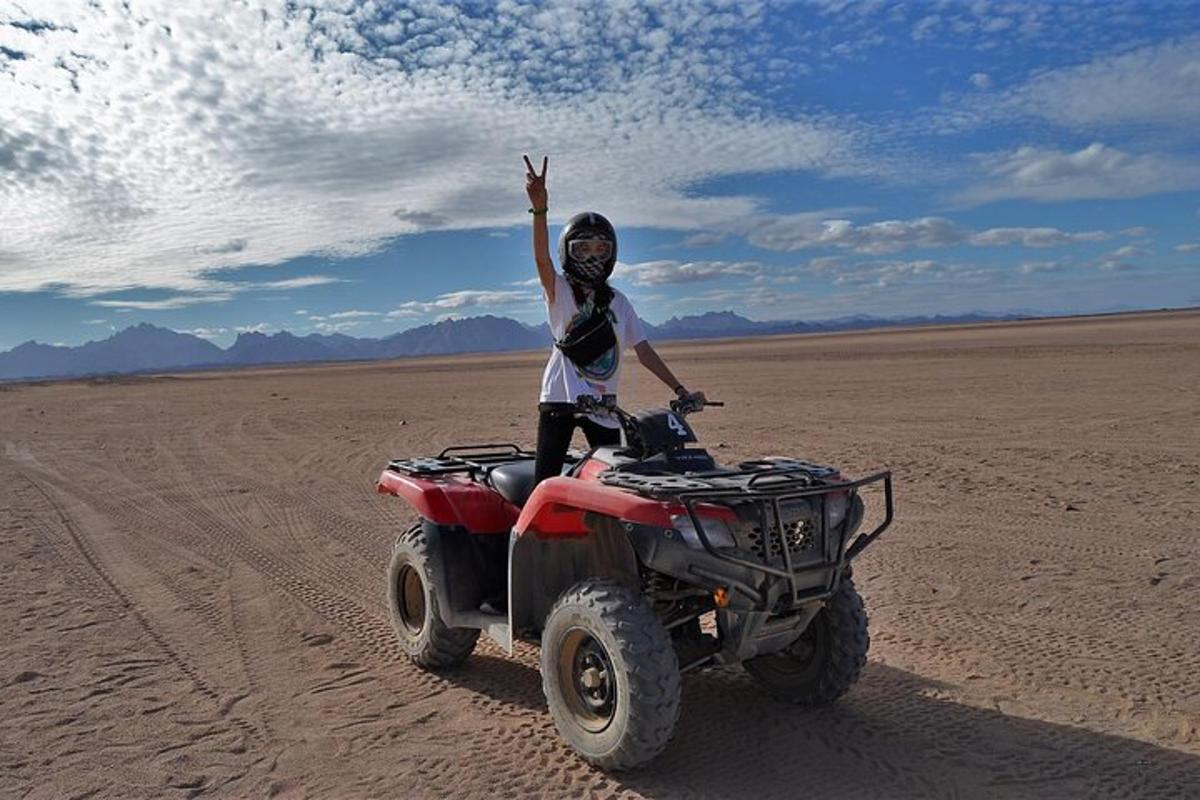 eine Person auf einem Quad in der Wüste