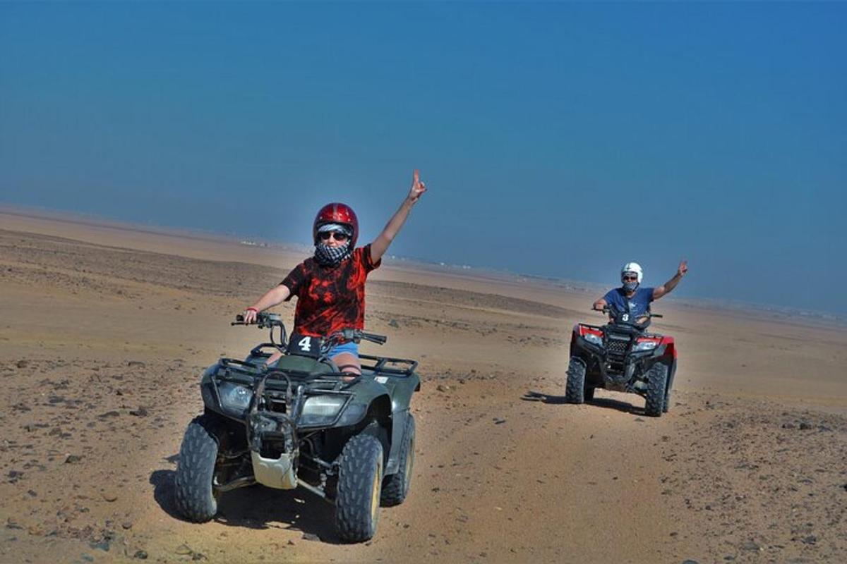 két ember ATV-n a sivatagban