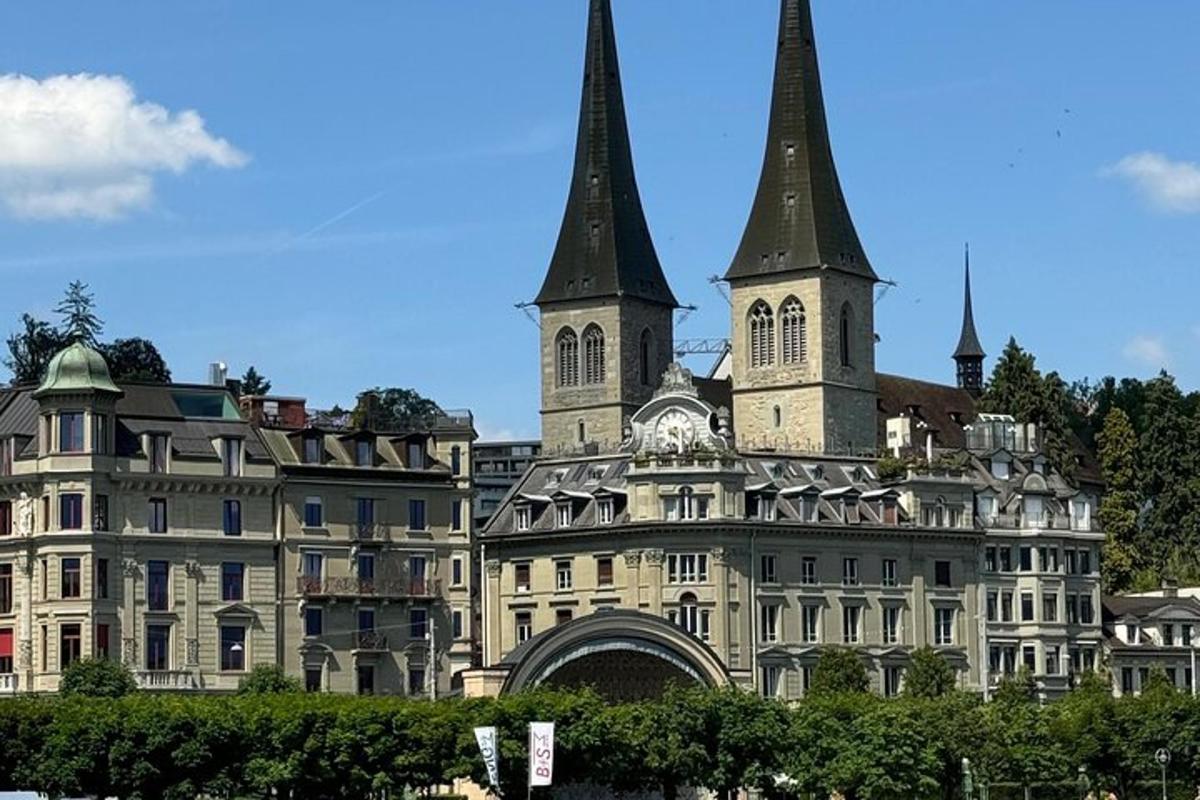 um grande edifício com duas torres no topo