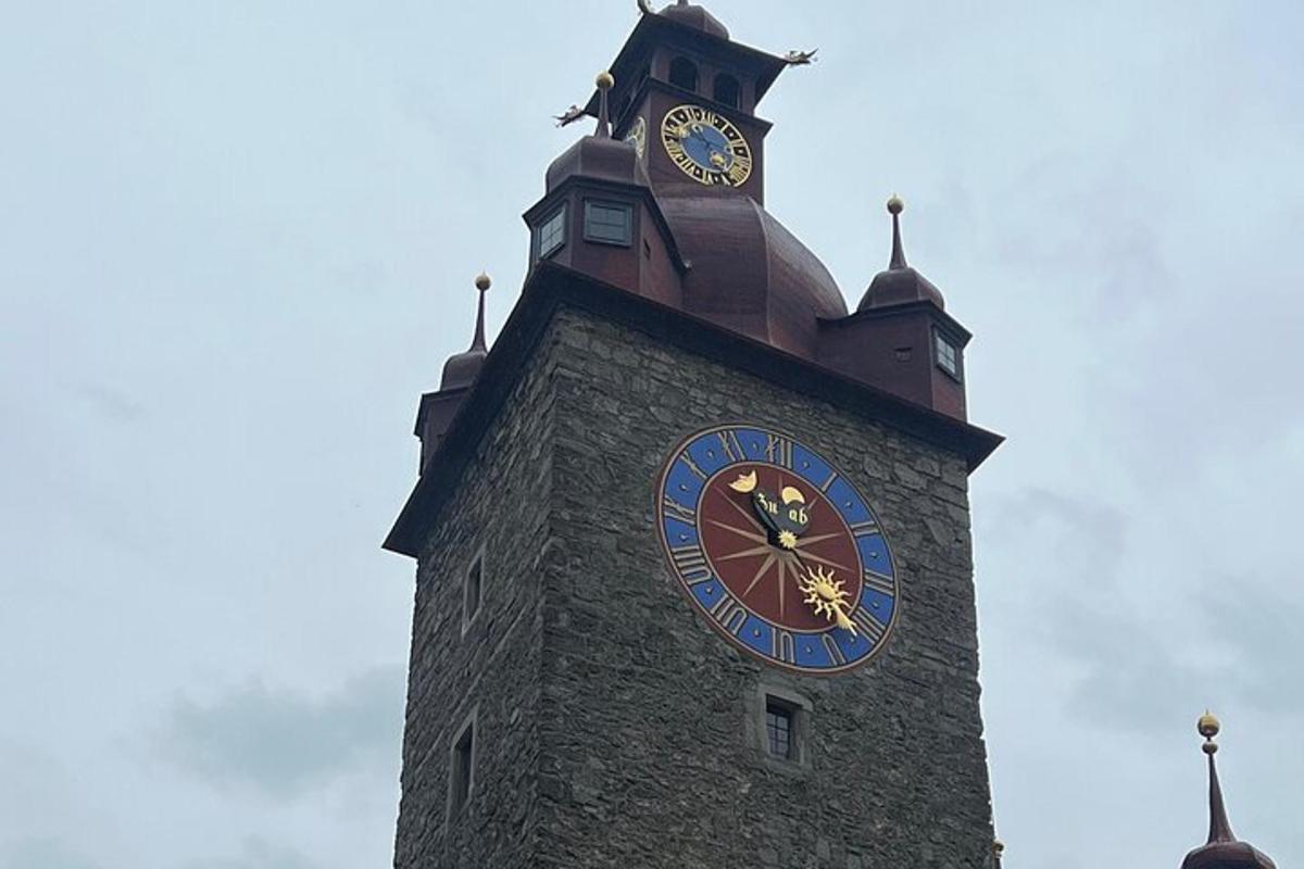 uma torre alta com um relógio no topo