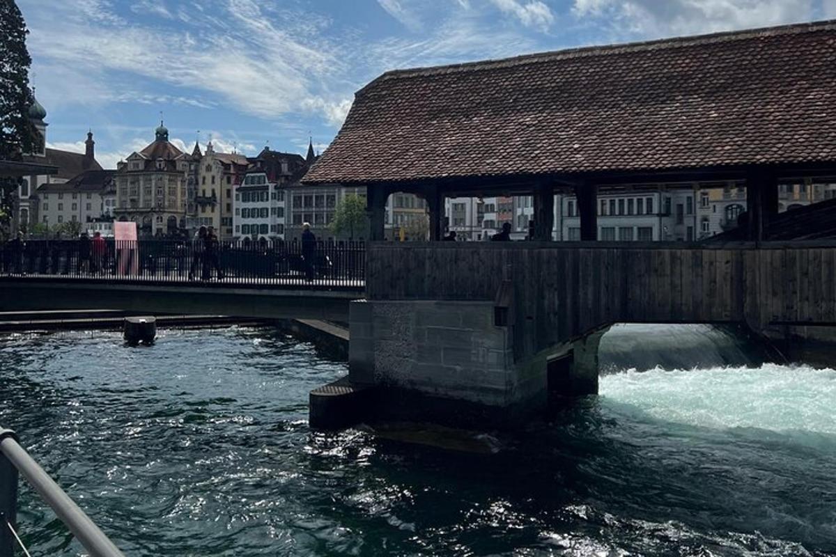uma ponte sobre um rio em uma cidade